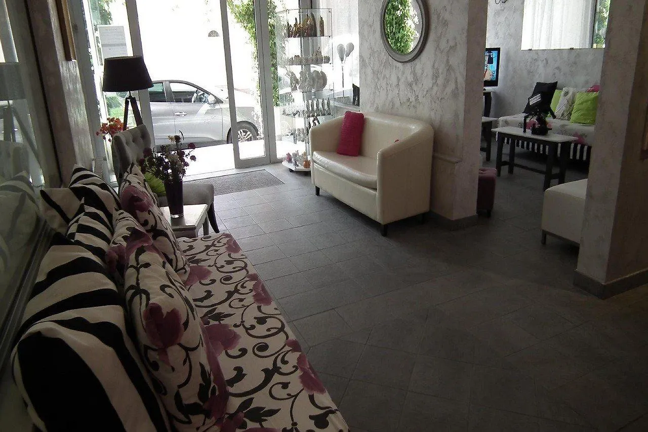 Hotel Des Pays Bas Лурд 3*,