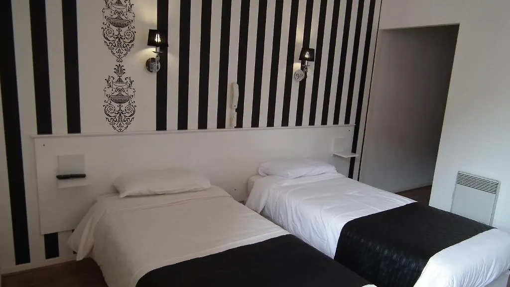 Hotel Des Pays Bas Лурд 3*,